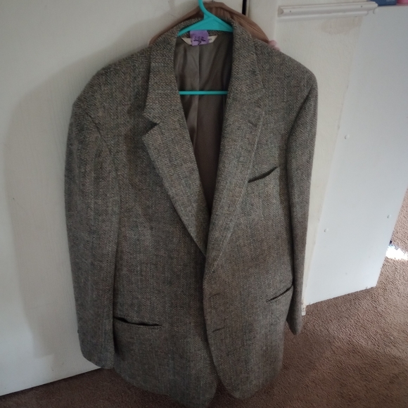 Harris Tweed handwoven men's over coat. There is no size on the coat. Eg xl
